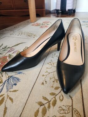 Black Leather 7 1/2 Pointed-Toe Heals
